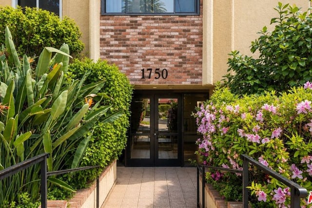 1750 Camino Palmero Street 442, Los Angeles, CA 90046 — photo 18 of 31