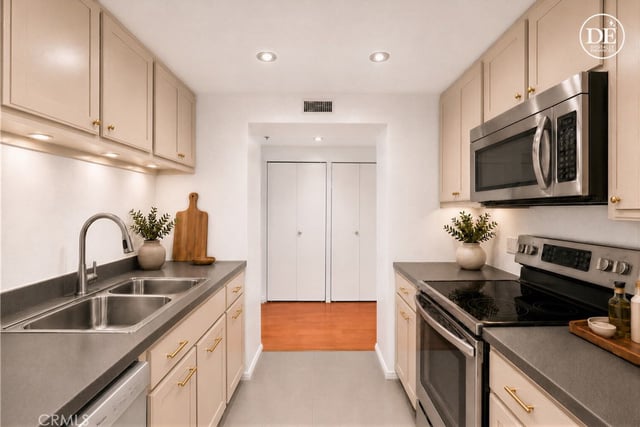 600 W 9th 910, Los Angeles, CA 90015 — photo 10 of 28