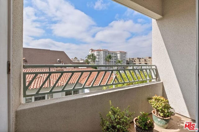 906 S Serrano Avenue 401, Los Angeles, CA 90006 — photo 12 of 41