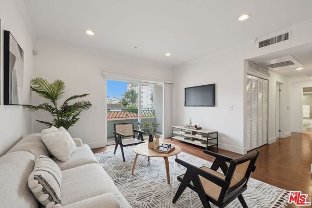 906 S Serrano Avenue 401, Los Angeles, CA 90006 — photo 2 of 41