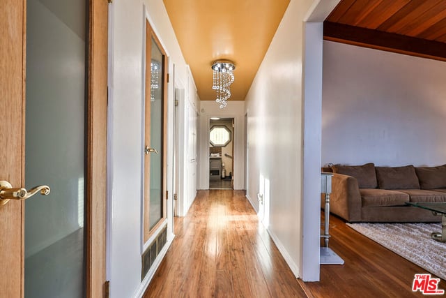 5720 S Chariton Avenue, Los Angeles, CA 90056 — photo 11 of 59