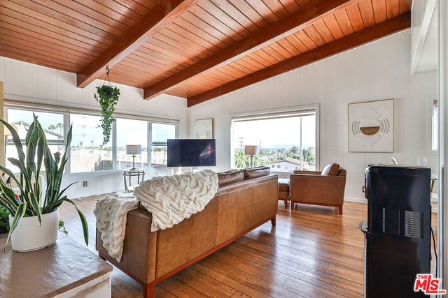 5720 S Chariton Avenue, Los Angeles, CA 90056 — photo 5 of 59