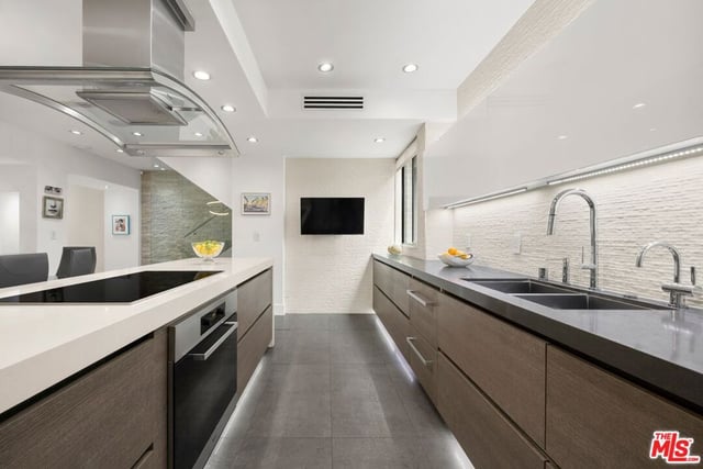 9305 Burton Way A, Beverly Hills, CA 90210 — photo 10 of 22