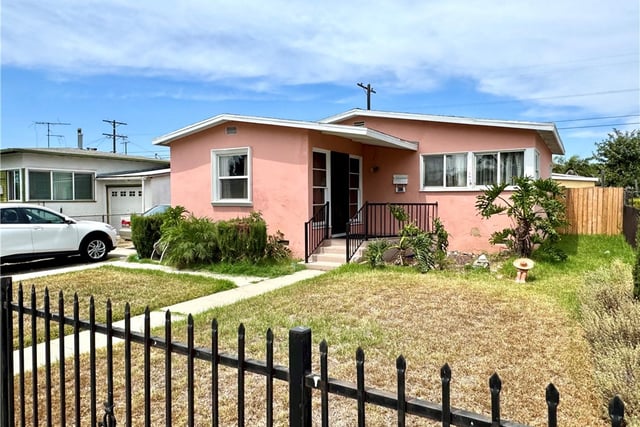 823 E 102nd, Los Angeles, CA 90002 — photo 4 of 23