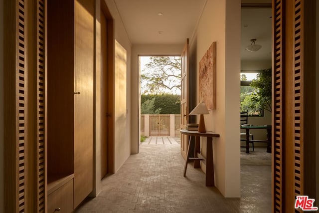 420 N Kings Road, Los Angeles, CA 90048 — photo 3 of 48