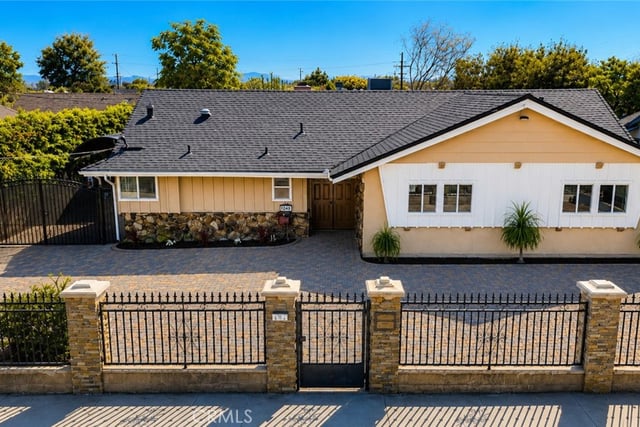 9243 Cayuga, Sun Valley, CA 91352 — photo 2 of 46