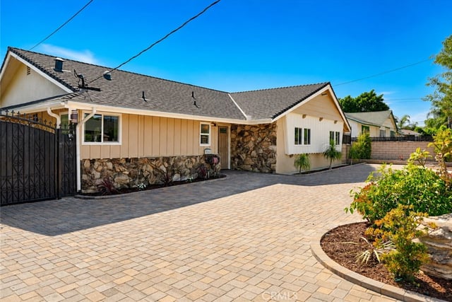 9243 Cayuga, Sun Valley, CA 91352 — photo 3 of 46
