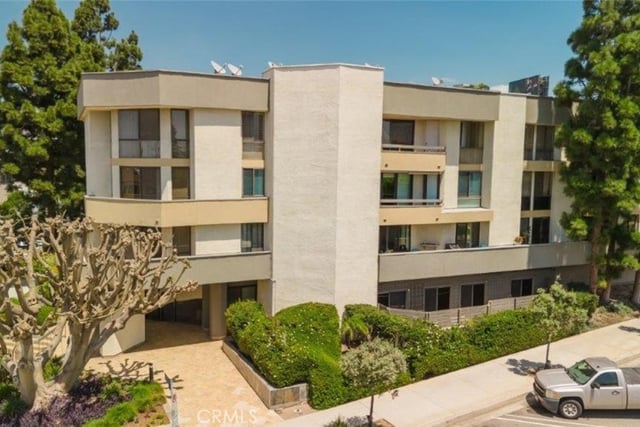750 S Spaulding Avenue 215, Los Angeles, CA 90036 — photo 3 of 37