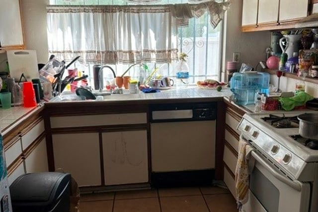 705 Matthisen Circle, Compton, CA 90220 — photo 9 of 17