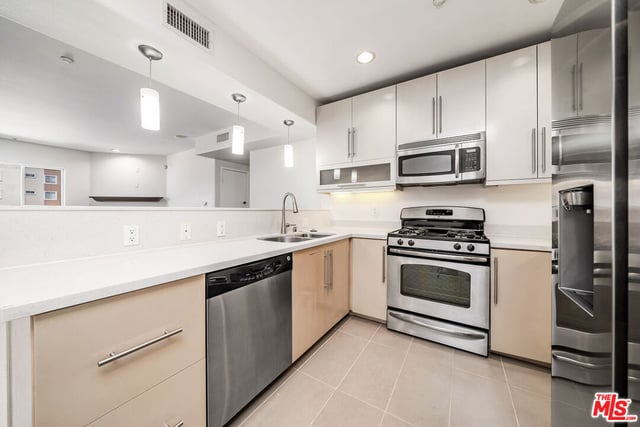 733 S Manhattan Place 405, Los Angeles, CA 90005 — photo 11 of 44