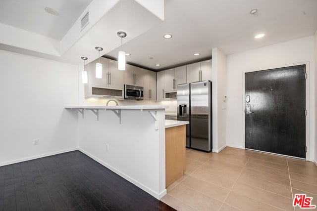 733 S Manhattan Place 405, Los Angeles, CA 90005 — photo 12 of 44