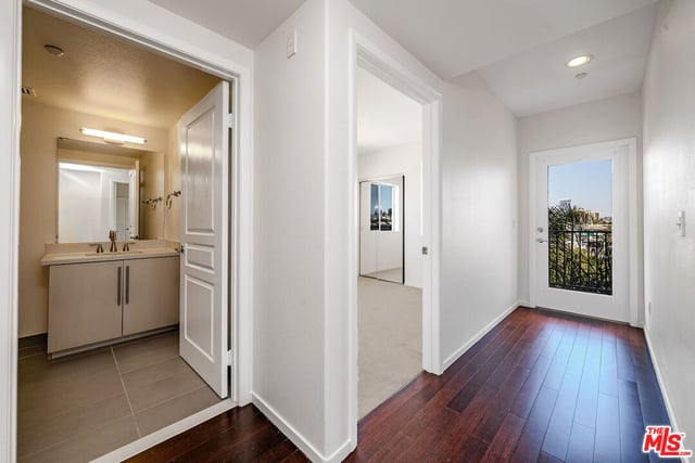 733 S Manhattan Place 405, Los Angeles, CA 90005 — photo 14 of 44