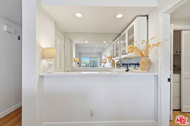 828 S Bedford Street 202, Los Angeles, CA 90035 — photo 9 of 17