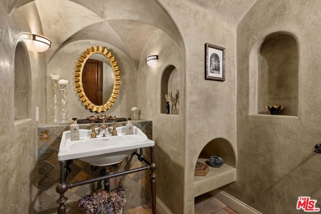 1214 Beverly View Drive, Beverly Hills, CA 90210 — photo 17 of 23