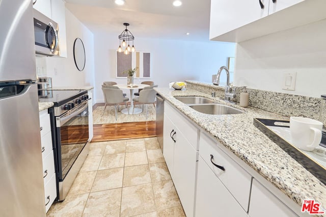 8530 Holloway Drive 303, West Hollywood, CA 90069 — photo 7 of 22