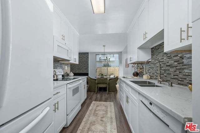 530 S Barrington Avenue 109, Los Angeles, CA 90049 — photo 14 of 25