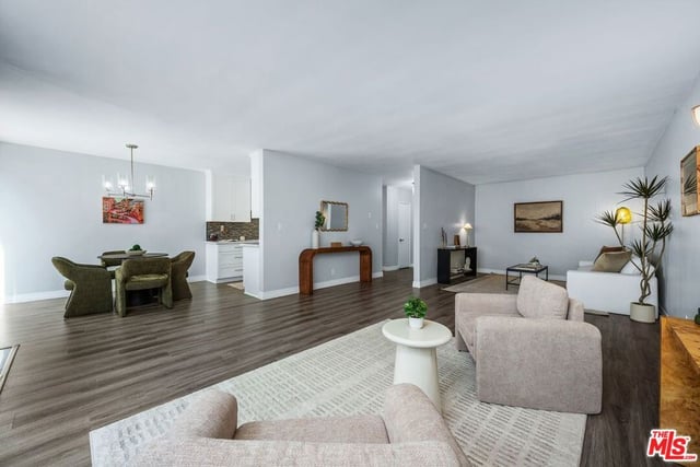 530 S Barrington Avenue 109, Los Angeles, CA 90049 — photo 3 of 25