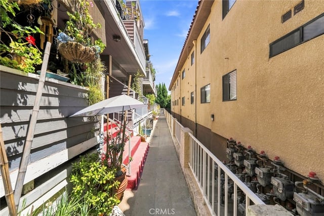 6926 Kester Avenue 2, Van Nuys, CA 91405 — photo 6 of 40