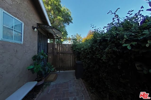 8731 Colbath Avenue, Los Angeles, CA 91402 — photo 23 of 42