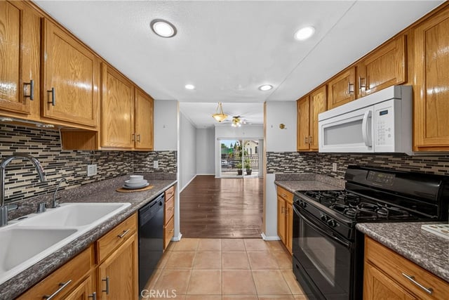 11124 Burbank Boulevard 108, North Hollywood, CA 91601 — photo 10 of 46