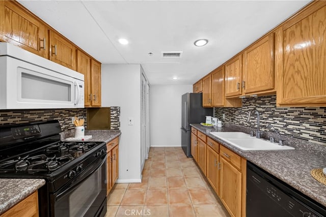 11124 Burbank Boulevard 108, North Hollywood, CA 91601 — photo 11 of 46