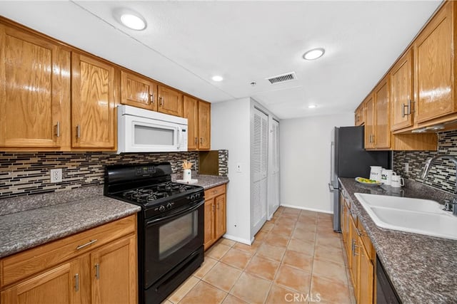 11124 Burbank Boulevard 108, North Hollywood, CA 91601 — photo 12 of 46