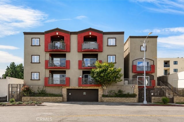 11124 Burbank Boulevard 108, North Hollywood, CA 91601 — photo 2 of 46
