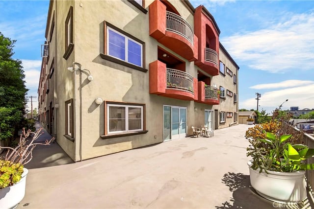 11124 Burbank Boulevard 108, North Hollywood, CA 91601 — photo 38 of 46