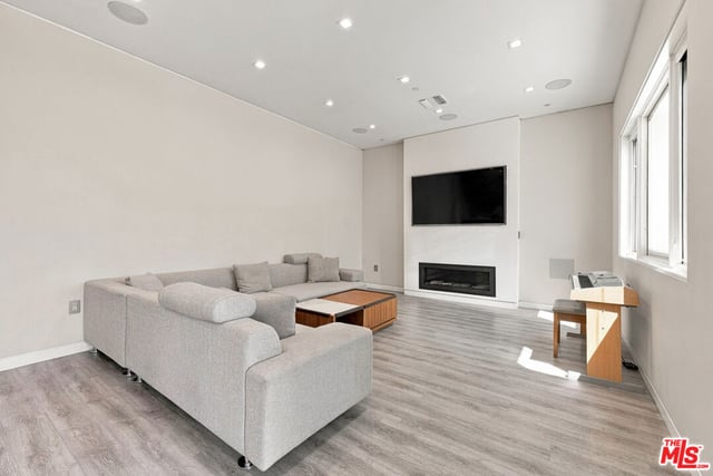 6729 Radford Avenue, North Hollywood, CA 91606 — photo 9 of 33