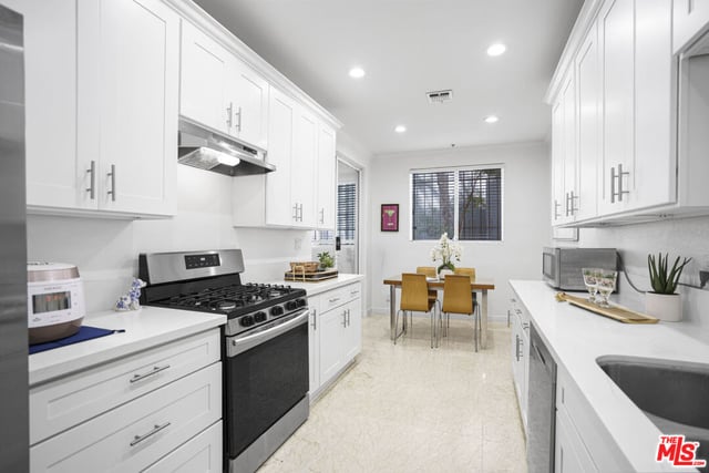 333 Westminster Avenue 104, Los Angeles, CA 90020 — photo 11 of 50