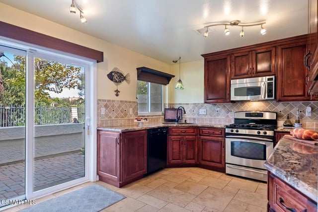 1425 Calle Lozano, Camarillo, CA 93012 — photo 12 of 45