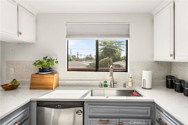 320 W 220th Unit 4, Carson, CA 90745 — photo 17 of 37
