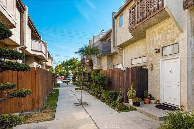 320 W 220th Unit 4, Carson, CA 90745 — photo 6 of 37