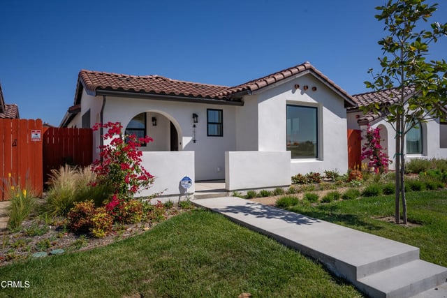1125 W 2nd Street, Oxnard, CA 93030 — photo 2 of 38