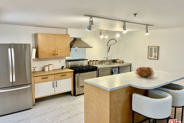615 Hampton Drive C101, Los Angeles, CA 90291 — photo 3 of 40
