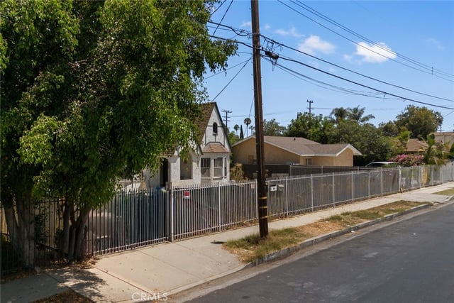 6824 Tyrone, Van Nuys, CA 91405 — photo 5 of 10