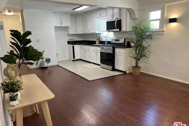 6055 7th Avenue, Los Angeles, CA 90043 — photo 2 of 21