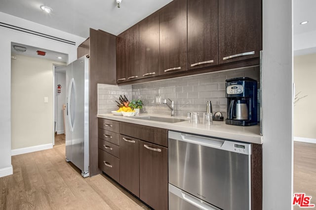 10790 Wilshire Boulevard 404, Los Angeles, CA 90024 — photo 13 of 32