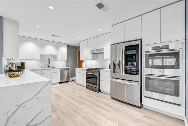 15012 Wyandotte, Los Angeles, CA 91405 — photo 4 of 59
