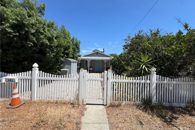 1454 N Clybourn Avenue, Burbank, CA 91505 — photo 2 of 27