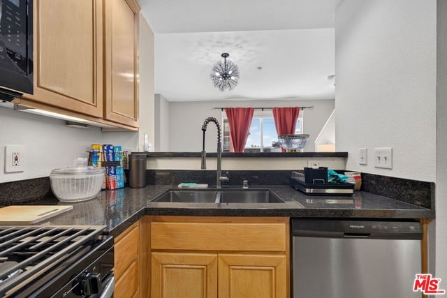 4600 Don Lorenzo Drive 4, Los Angeles, CA 90008 — photo 16 of 38