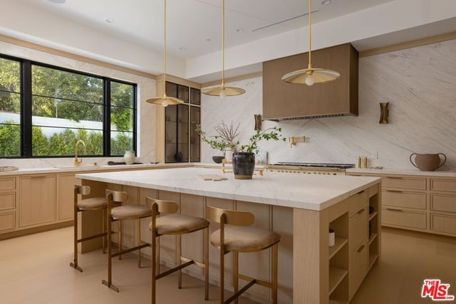 12041 Coyne Street, Los Angeles, CA 90049 — photo 12 of 47