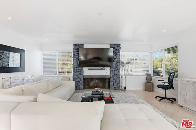 18202 Lake Encino Drive, Encino, CA 91316 — photo 7 of 16