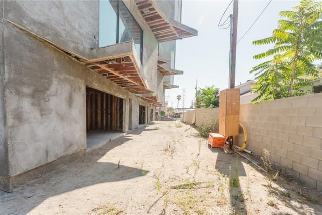 6651 Camellia Avenue, Los Angeles, CA 91606 — photo 8 of 41