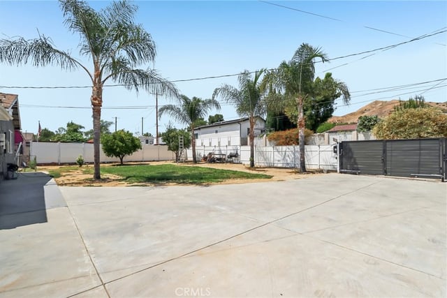10065 Foothill Boulevard, Los Angeles, CA 91342 — photo 2 of 29