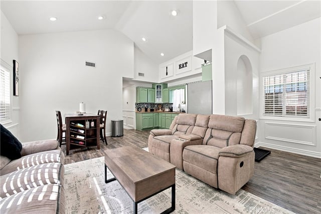 2414 Santa Ana Boulevard S, Los Angeles, CA 90059 — photo 4 of 8