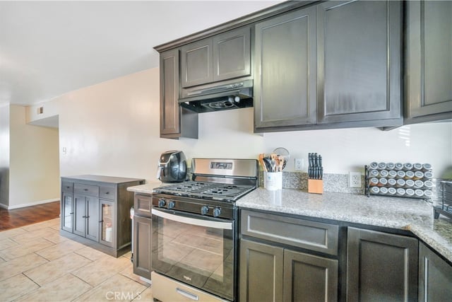 811 W Poplar Street, Compton, CA 90220 — photo 8 of 44