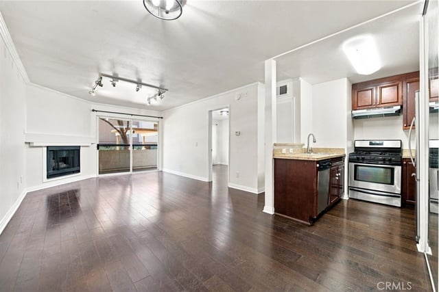 21400 Burbank 106, Woodland Hills, CA 91367 — photo 2 of 20