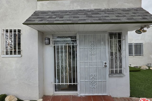 611 W 109th Street, Los Angeles, CA 90044 — photo 2 of 31