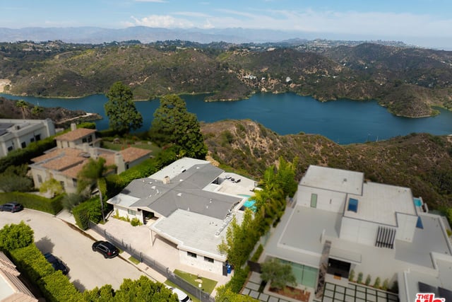 2052 Stradella Road, Los Angeles, CA 90077 — photo 4 of 35